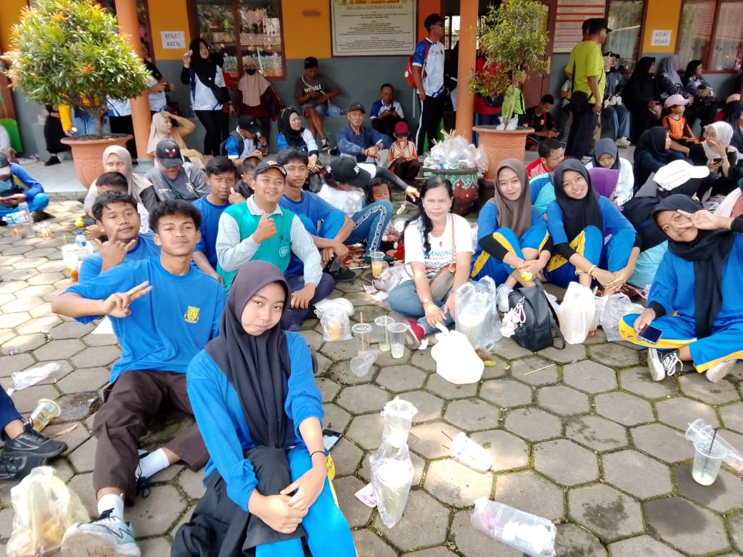 Semangat Kebersamaan: Siswa SMK PGRI Lawang Ramaikan Gerak Jalan Peringatan Hari Guru Nasional 2025